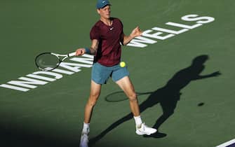 epa10527719 Jannik Sinner of Italy in action against Taylor Fritz of the US in the quarterfinal round of the BNP Paribas Open tennis tournament at the Indian Wells Tennis Garden in Indian Wells, California, USA, 16 March 2023.  EPA/JOHN G. MABANGLO