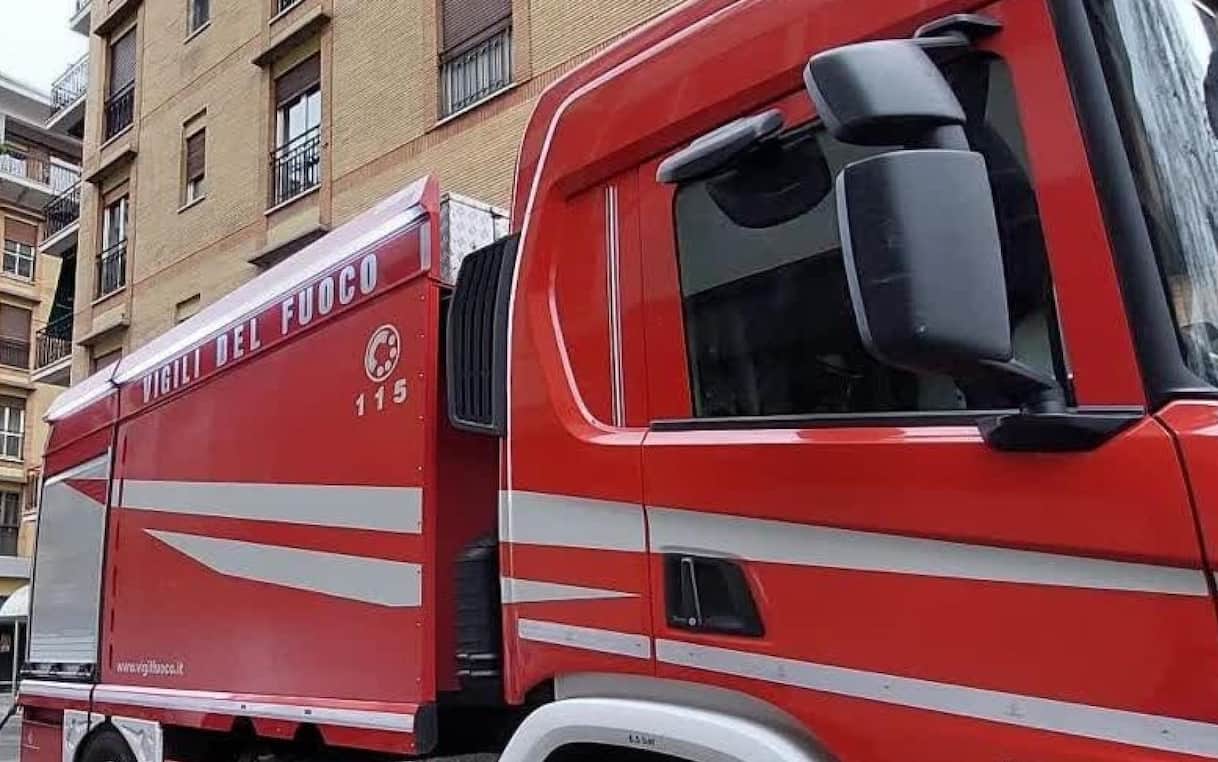 incendio a riccione a fuoco un appartamento morta una donna
