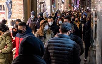 Zona arancione, folla e shopping in centro per il primo sabato di saldi invernali