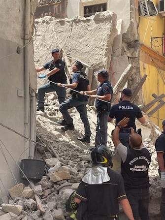 Una palazzina di tre piani è crollata a Torre del Greco (Napoli), 16 luglio 2023. In base alle prime informazioni, ci sarebbero persone coinvolte nel crollo mentre una donna è stata estratta viva dalle macerie dai vigili del fuoco.
/////
A three-story building collapsed in Torre del Greco, in the province of Naples, Italy, 16 July 2023. According to initial information, there would be people involved in the collapse while a woman was pulled alive from the rubble by firefighters.
ANSA/POLIZIA DI STATO
+++ ANSA PROVIDES ACCESS TO THIS HANDOUT PHOTO TO BE USED SOLELY TO ILLUSTRATE NEWS REPORTING OR COMMENTARY ON THE FACTS OR EVENTS DEPICTED IN THIS IMAGE; NO ARCHIVING; NO LICENSING +++ NPK +++