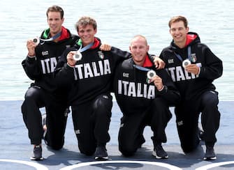 epa11511451 Team Italy pose with their silver medals after placing second in the Men Quadruple Sculls final in the Rowing events of the  Paris 2024 Olympic Games, at the Vaires-sur-Marne Nautical Stadium in Vaires-sur-Marne, France, 31 July 2024.  EPA/ALI HAIDER