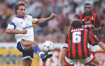 L'attaccante della Fiorentina, Gabriel Omar Batistuta (S) contrastato dal capitano del Milan, Franco Baresi, durante la Supercoppa del 25 agosto 1996.
ANSA/FARINACCI