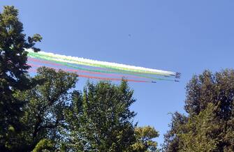 Frecce Tricolore in Piazza Castello / Cairoli, primo evento per celebrare la festa della Repubblica del 2 Giugno e per rendere omaggio alle zone piu' colpite dal Coronavirus
