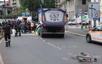  Ciclista travolta e uccisa da un camion in centro a Milano ++ 
La vittima aveva 28 anni, indaga la Polizia locale
