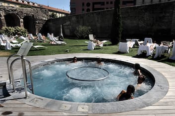 TERME MILANO, PERCORSO BENESSERE E MASSAGGI IN PIAZZALE MEDAGLIE D' ORO, 2 ANGOLO VIA FILIPPETI (MILANO - 2013-08-20, DUILIO PIAGGESI) p.s. la foto e' utilizzabile nel rispetto del contesto in cui e' stata scattata, e senza intento diffamatorio del decoro delle persone rappresentate