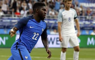 epa06026715 Samuel Umtiti of France celebrates after scoring during the friendly soccer match between France and England at the Stade de France in Paris, France, 13 June 2017.  EPA/ETIENNE LAURENT