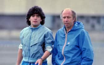 NAPLES, ITALY - MAY 08: Diego Maradona and head coach Ottavio Bianchi of Napoli talk during a practice session at the Stadio San Paolo on May 8, 1987 in Naples, Italy. (Photo by Etsuo Hara/Getty Images)