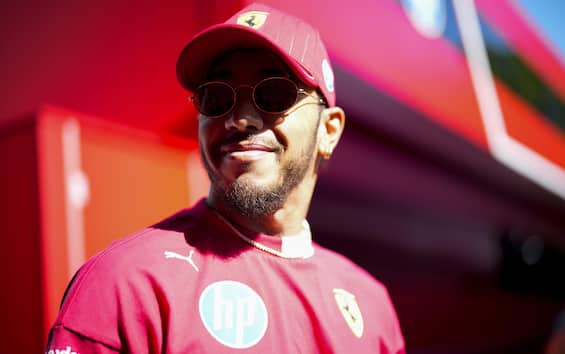 https://static.sky.it/editorialimages/db8bb815c906cb7c06a734cdad76aff0878e60c2/skysport/it/motori/formula-1/video/2025/05/18/f1-gp-imola-gene-commento-video/hamilton_ansa_ok.jpeg?im=Resize,width=565