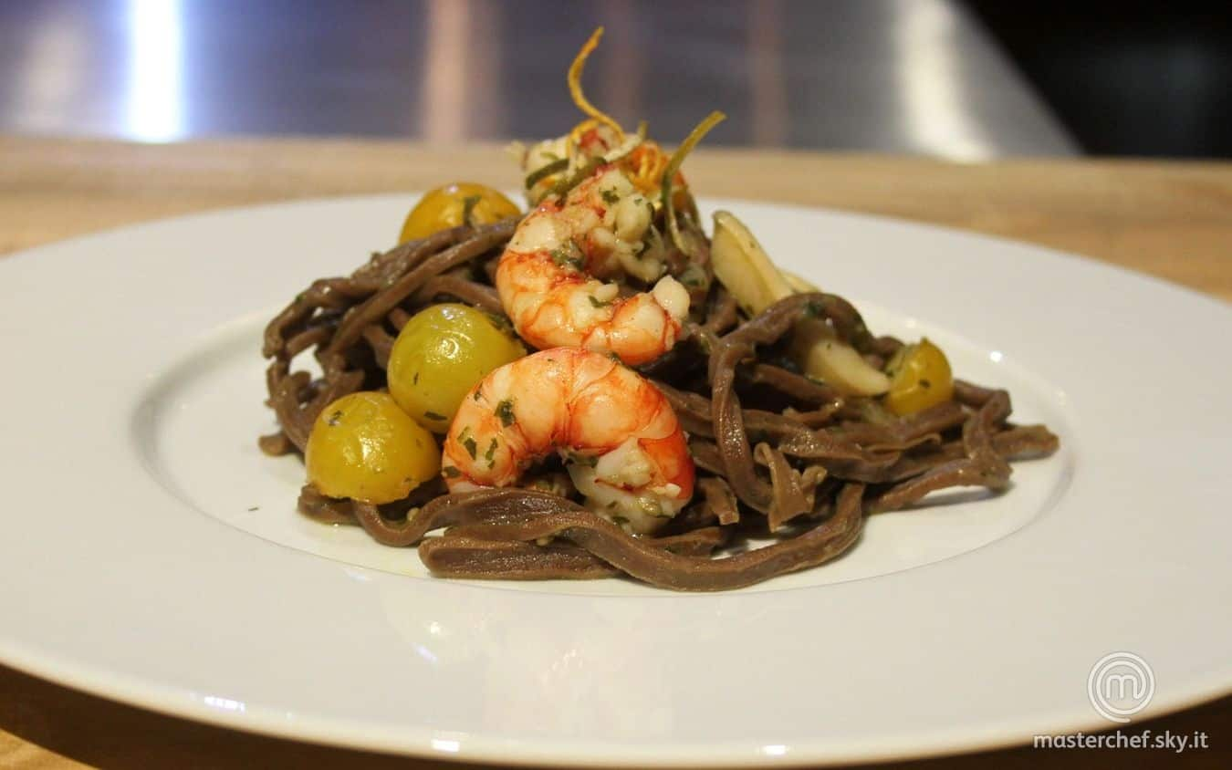 Spaghetti al cioccolato con sugo di pesce e agrumi essiccati