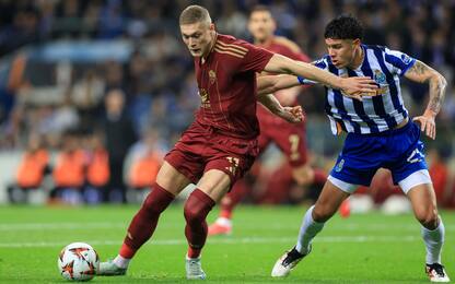 epa11894216 FC Porto's Nehuen Perez (R) in action against Roma s Artem Dovbyk during the UEFA Europa League soccer match between FC Porto and AS Roma, in Porto, Portugal, 13 February 2025.  EPA/JOSE COELHO