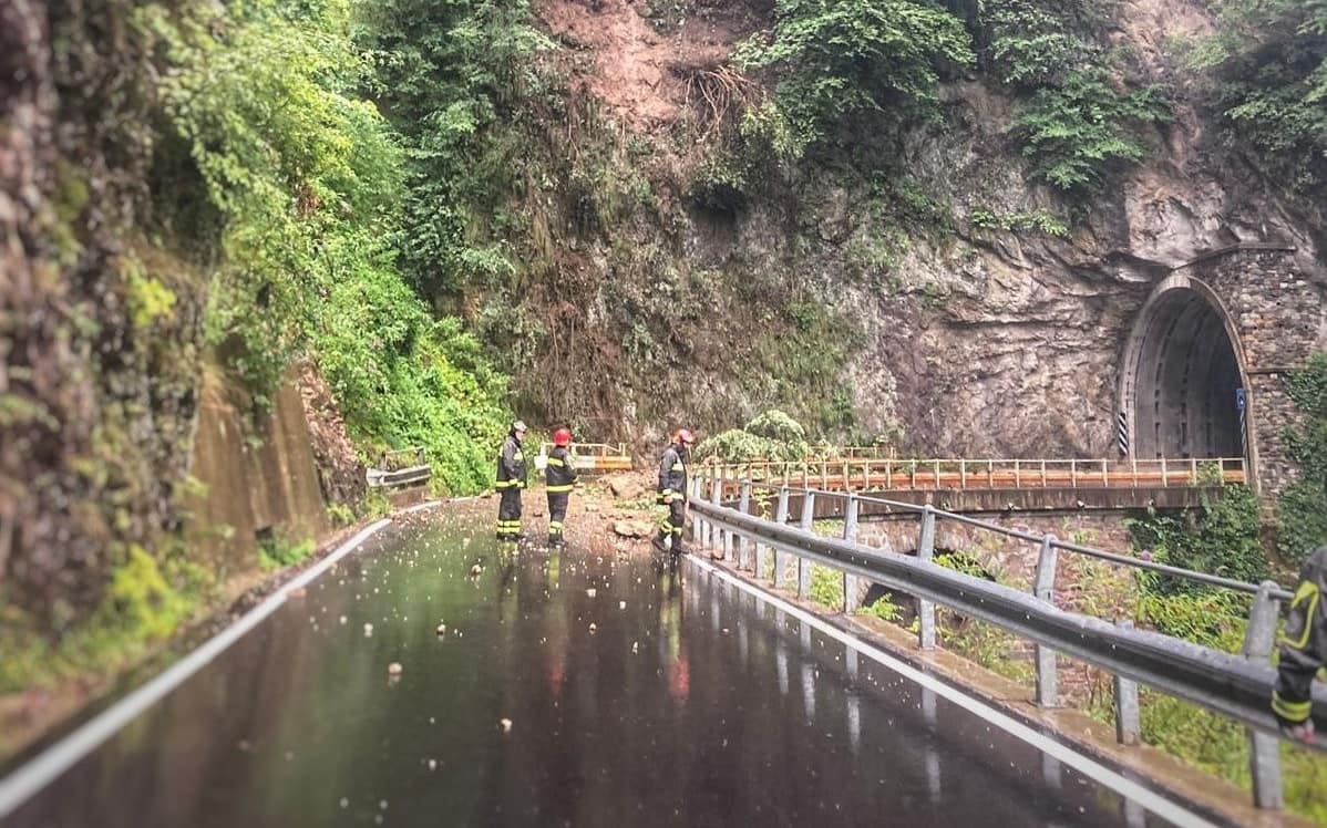 La frana sulla strada tra Bellano e Taceno