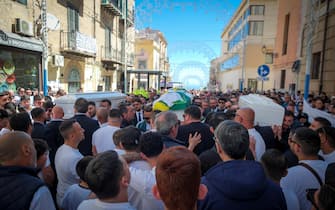 Strage di Monreale in miagliaia la piazza gremita al funerale dei tre ragazzi uccisi Palermo 02 maggio 2025 ANSA/IGOR PETYX 