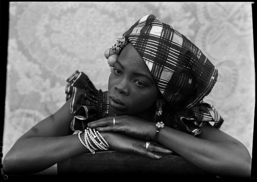Seydou_Keïta_Senza_titolo_1949-1951._Stampa_alla_gelatina_ai_sali_d’argento._Courtesy_Jean_Pigozzi_African_Art_Collection.jpg