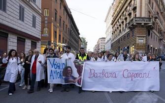 Fiaccolata memoria della psichiatra Barbara Capovani, uccisa a Pisa qualche giorno fa da un suo ex paziente, Roma, 03 maggio 2023.
ANSA/MASSIMO PERCOSSI