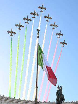 Il passaggio delle Frecce Tricolore al termine della deposizione di una corona al monumento al Milite Ignoto presso l’altare della Patria in occasione delle celebrazioni per la festa delle Forze Armate. Roma, 4 novembre 2023. ANSA/CLAUDIO PERI