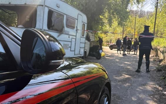 Napoli, uccide compagno della ex moglie vicino a una scuola e si toglie la vita