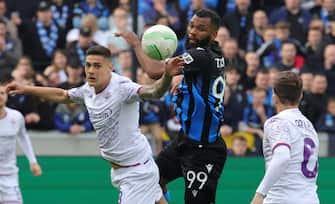 epa11327323 Igor Thiago (C) of Brugge in action against Lucas Martinez Quarta (L) of Fiorentina during the UEFA Europa Conference League semi-finals, 2nd leg soccer match between Club Brugge and ACF Fiorentina, in Bruges, Belgium, 08 May 2024.  EPA/OLIVIER MATTHYS