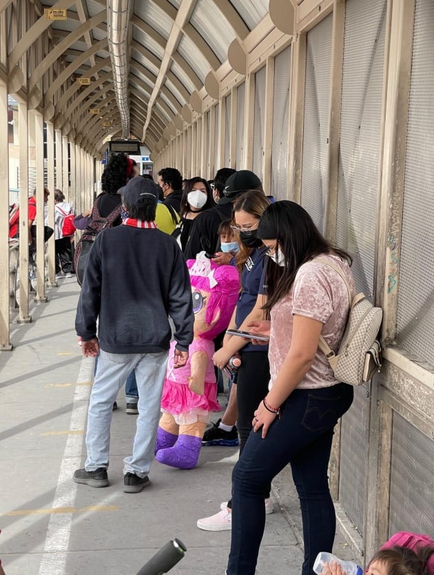 Migranti in fila per entrare negli Stati Uniti da Ciudad Juarez, Messico migranti confine messico