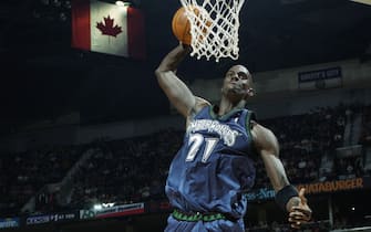 SAN ANTONIO - MARCH 21:  Kevin Garnett #21 of the Minnesota Timberwolves dunks against the San Antonio Spurs during the game at SBC Center on March 21, 2003 in San Antonio, Texas.  The Timberwolves won in overtime 101-94.  NOTE TO USER: User expressly acknowledges and agrees that, by downloading and/or using this Photograph, User is consenting to the terms and conditions of the Getty Images License Agreement Mandatory Copyright Notice:  Copyright 2003 NBAE  (Photo by D. Clarke Evans/NBAE via Getty Images) 