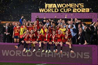 epa10809684 Spain celebrate winning the FIFA Women's World Cup 2023 Final soccer match between Spain and England at Stadium Australia in Sydney, Australia, 20 August 2023.  EPA/DAN HIMBRECHTS  AUSTRALIA AND NEW ZEALAND OUT