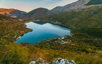 Lake of Scanno: a path suitable for everyone to see the famous "heart shape" in Abruzzo, Italy
