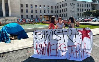 Leone, 21 anni, coordinatore di Sinistra Universitaria con i ragazzi delle tende (Roma dopo Milano) e il gruppo di lavoro di Bernini durante la protesta all'esterno della Sapienza contro il caro affitti, Roma, 9 Maggio 2023. ANSA/ANNACHIARA DI MOTTOLA