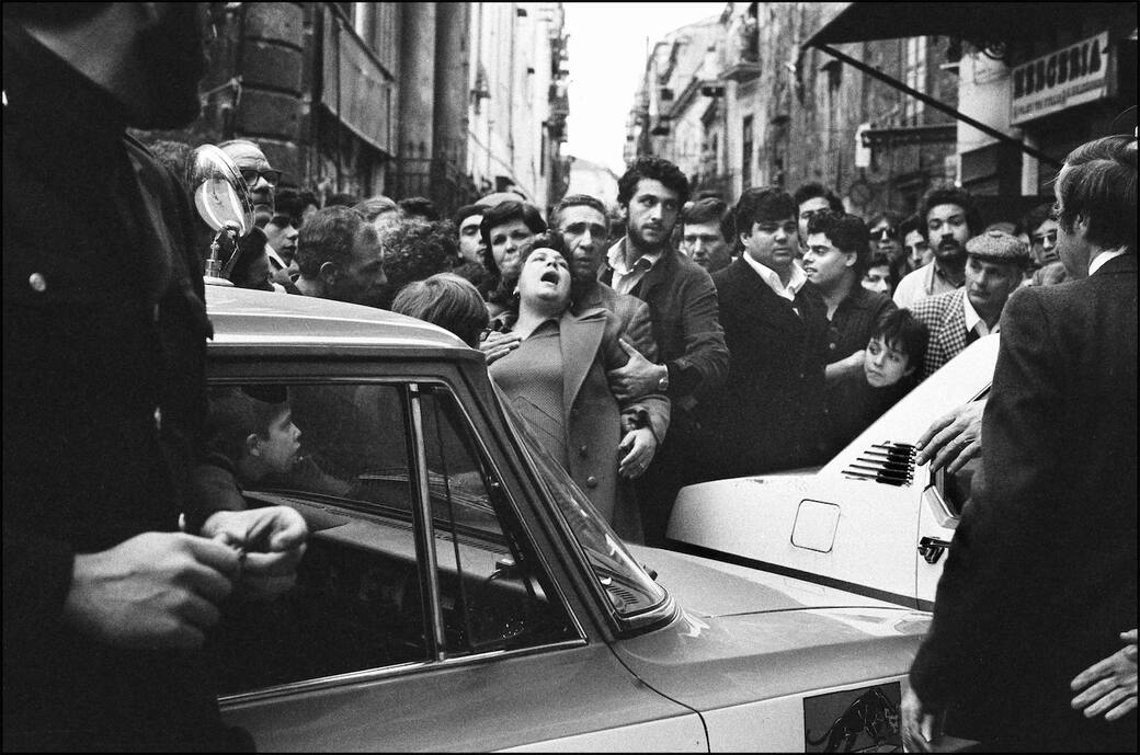 Letizia Battaglia, Boris Giuliano, capo della Squadra Mobile, sul luogo di un omicidio a Piazza del Carmine. Palermo, 1978 © Letizia Battaglia / Courtesy of Archivio Letizia Battaglia