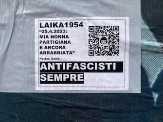 "Mia nonna partigiana è ancor arrabbiata" è la nuova opera della street artist Laika apparsa stamani in uno dei quartieri simbolo della Resistenza a Roma, a Garbatella, 24 aprile 2023. L'opera, che appare proprio alla vigilia della festa della Liberazione, raffigura una nonna con un fazzoletto rosso che rincorre con un mattarello il presidente del Senato, Ignazio La Russa.
ANSA/ UFFICIO STAMPA
+++ ANSA PROVIDES ACCESS TO THIS HANDOUT PHOTO TO BE USED SOLELY TO ILLUSTRATE NEWS REPORTING OR COMMENTARY ON THE FACTS OR EVENTS DEPICTED IN THIS IMAGE; NO ARCHIVING; NO LICENSING +++ NPK +++