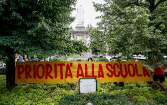 Manifestazione Priorita' alla Scuola in piazza Scala