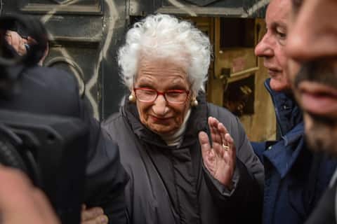 La senatrice Liliana Segre alla camera ardente di Ornella Vanoni al Piccolo Teatro, l arrivo del feretro Milano 23 Novembre 2025
ANSA/MATTEO CORNER