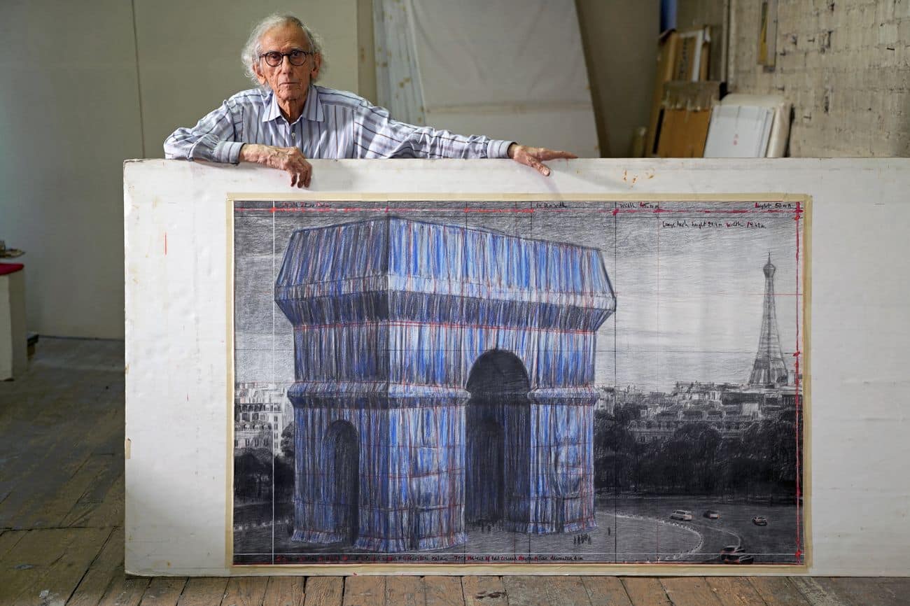 Christo-in-his-studio-with-a-preparatory-drawing-for-LArc-de-Triomphe-Wrapped.-New-York-City-September-20-2019.-Photo-Wolfgang-Volz-©-2019-Christo-and-Jeanne-Claude-Foundation.jpg