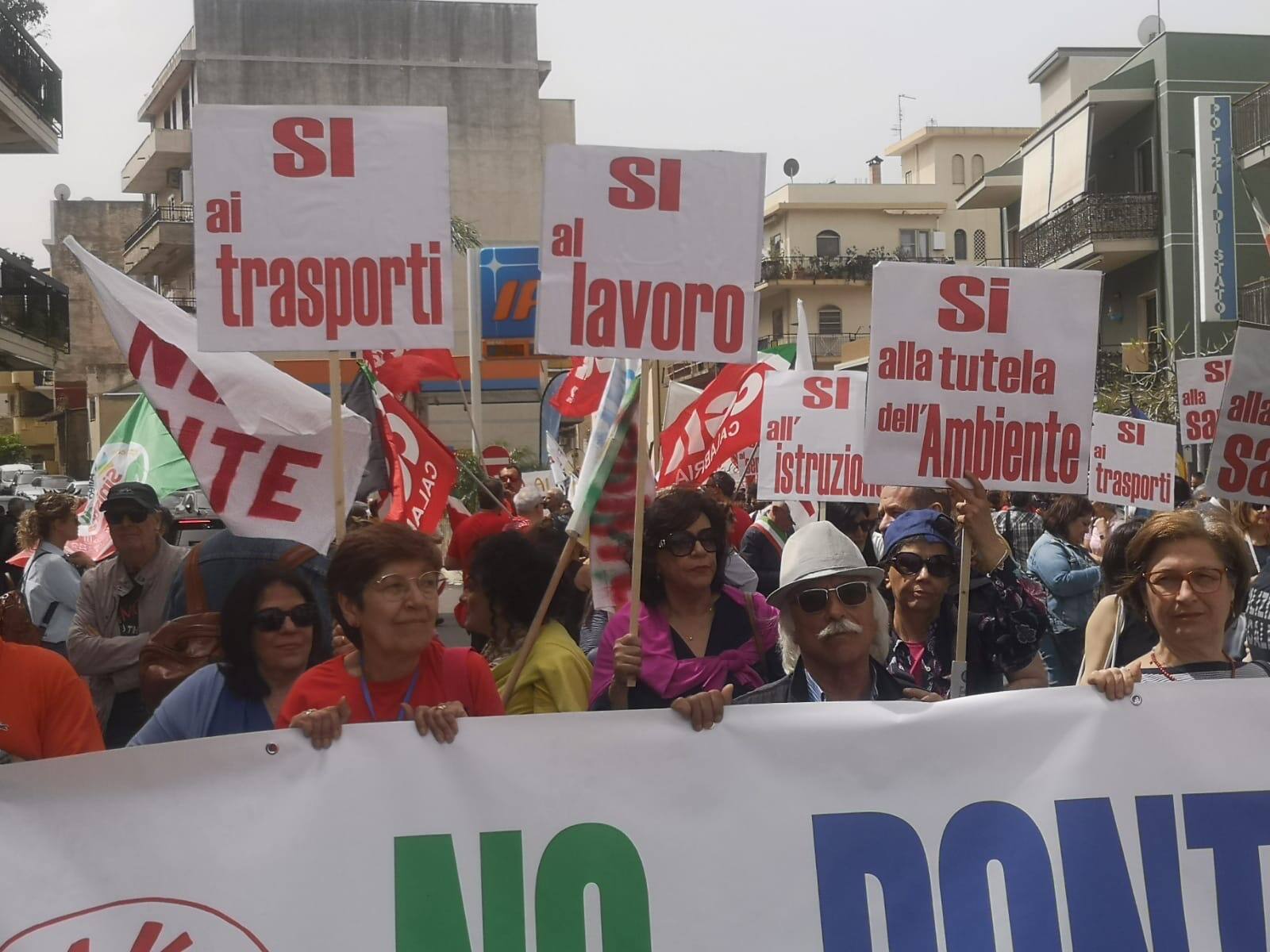 Migliaia al corteo No Ponte