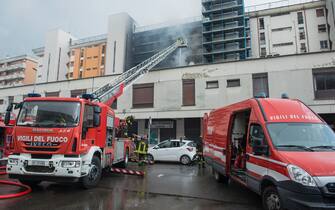 Foto Valentina Stefanelli /LaPresse
2 Giugno 2023 Roma, Italia - Cronaca -Roma, Incendio in palazzo in ristrutturazione in via Edoardo D' Onofrio Colli Aniene. Nella foto l'intervento dei Vigili del Fuoco e delle Forze dell'ordine