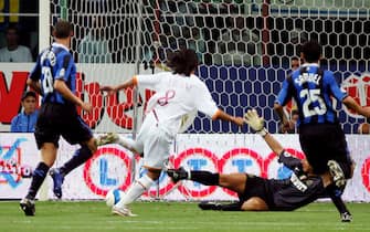 Il centrocampista della Roma, Alberto Aquilani (C), segna il goal contro l'Inter durante la Supercoppa italiana allo stadio Giuseppe Meazza di Milano, in una immagine del 26 agosto 2005.
ANSA/MATTEO BAZZI