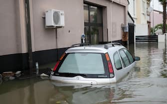 Una automobile sommersa dall'acqua in seguito all'alluvione che sta interessando l'Emilia Romagna, Lugo (Ravenna), 19 maggio 2023. ANSA/EMANUELE VALERI
