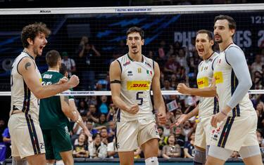 PASAY, LUZON, PHILIPPINES - SEPTEMBER 27: Italy players react during the Volleyball Men's World Championship Philippines Semi-Final game between Poland and Italy at SM Mall of Asia Arena on September 27, 2025 in Pasay, Luzon, Philippines. (Photo by Mark Fredesjed Cristino/Getty Images)