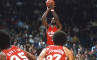 LANDOVER, MD - CIRCA 1975:  Sidney Wicks #21 of the Portland Trail Blazers shoots against the Washington Bullets during an NBA basketball game circa 1975 at the Capital Centre in Landover, Maryland. Wicks played for the Trail Blazers from 1971-76. (Photo by Focus on Sport/Getty Images) *** Local Caption *** Sidney Wicks