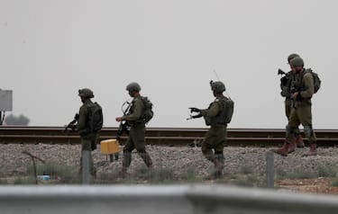 epa10908756 Israeli soldiers patrol the area next to the  border with Gaza, near Sderot, southern Israel, 09 October 2023. The Israeli army announced on 09 October, it carried out over 500 strikes on targets across the Gaza Strip overnight. Palestinian officials said almost 500 people were killed and over 2,700 were injured after Israel launched retaliatory raids and air strikes. An unprecedented attack on southern Israel on 07 October claimed by the Islamist movement Hamas killed more than 700 Israelis and left over 2,150 injured, the Israeli army said.  EPA/ATEF SAFADI