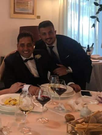 Mario Cerciello Rega (c) nel giorno del matrimonio con Rosa Maria Esilio, a l suo fianco il collega Andrea Varriale che era con lui la notte dell'accoltellamento a Roma, in una foto tratta dal profilo Facebook della fidanzata di Varriale, Adriana Giri. Il carabiniere di Somma Vesuviana è stato colpito a morte nella notte tra il 25 e il 26 lugilo, per l'omicidio sono stati fermati due giovani statunitensi, 29 luglio 2019. +++ ATTENZIONE LA FOTO NON PUO' ESSERE PUBBLICATA O RIPRODOTTA SENZA L'AUTORIZZAZIONE DELLA FONTE DI ORIGINE CUI SI RINVIA +++ ++ HO - NO SALES, EDITORIAL USE ONLY ++ 