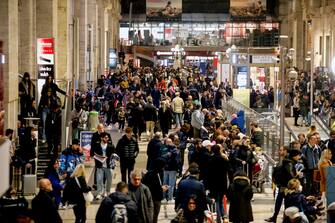 Caos in stazione centrale, treni cancellati e ritardi a Milano, 20 aprile 2023.ANSA/MOURAD BALTI TOUATI

