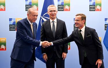 epaselect epa10737921 Turkish President Recep Tayyip Erdogan (L) shakes hands with Swedish Prime Minister Ulf Kristersson (R) as the Secretary General of NATO Jens Stoltenberg (L) looks on during their meeting ahead of the NATO ?summit in Vilnius, Lithuania, 10 July 2023. The NATO Summit will take place in Vilnius on 11 and 12 July 2023 with the alliance's leaders expected to adopt new defense plans.  EPA/FILIP SINGER / POOL