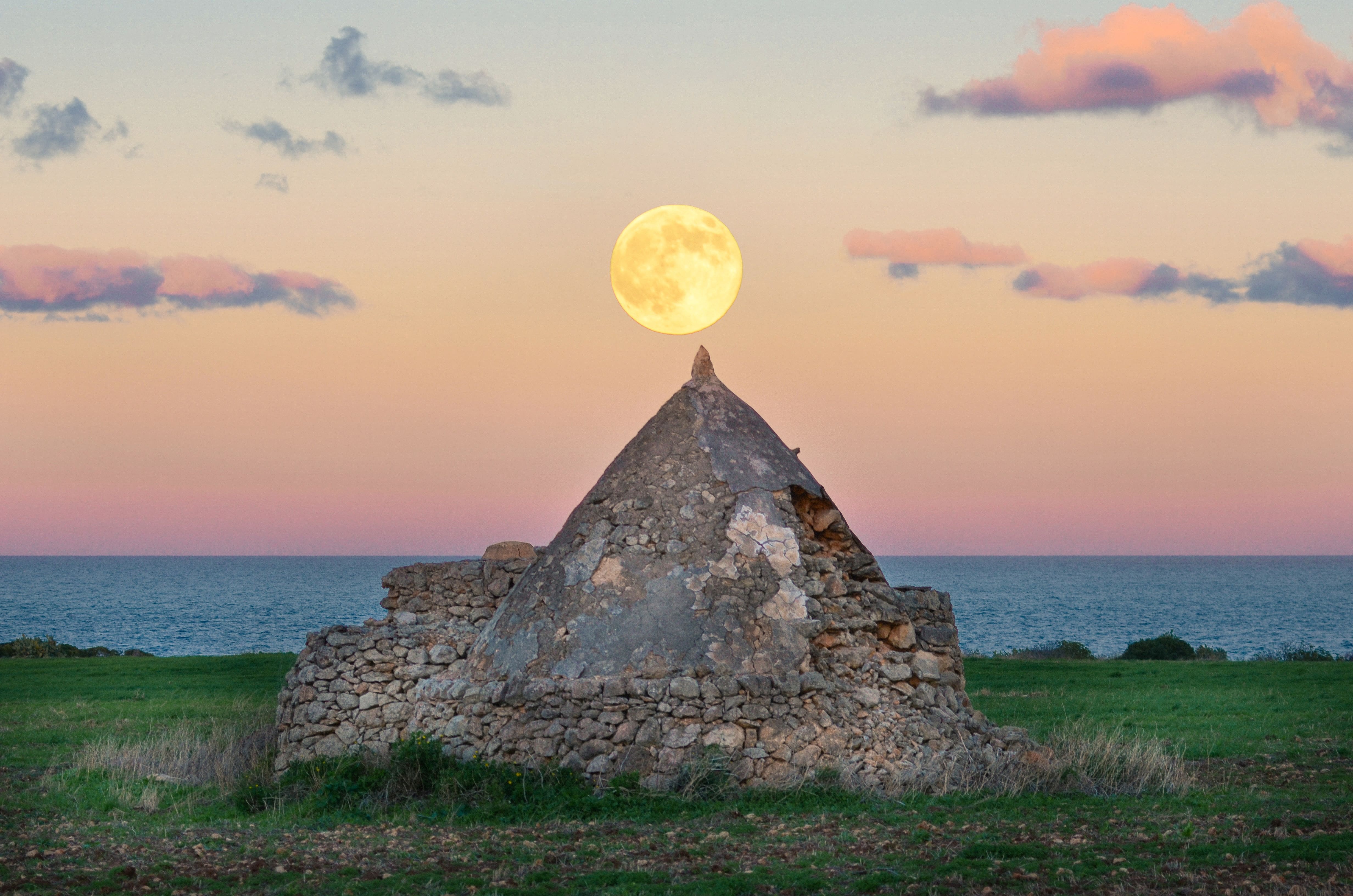 La Superluna del Castor incastonata sul Parco di Costa Ripagnola, Puglia