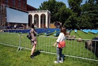 Fase 3 , ultimi preparativi per il cinema e teatro all' aperto nel giardino della Triennale di Milano