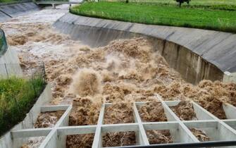 Un corso d'acqua ingrossato dalle piogge delle ultime ore in Veneto, 31 maggio 2024. Sono stati aperti i bacini di laminazione delle piene, a Montebello e sull'Orolo (Vicenza), mentre è in fase di valutazione l'apertura di altri invasi. ANSA