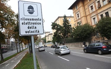 Saranno attivati il 28 novembre, ma entreranno in funzione già il 7, i nuovi autovelox di viale Panzacchi e di via Stalingrado a Bologna. Per le prime tre settimane di sperimentazione non saranno elevate sanzioni e diverse pattuglie di vigili urbani saranno impiegate nelle vicinanze per un servizio di informazione, per ricordare agli automobilisti che il limite di velocità in quelle aree è di 50 chilometri orari. Gli autovelox infatti non introducono un nuovo divieto ma accertano il rispetto del limite, Bologna, 20 ottobre 2016.  ANSA/GIORGIO BENVENUTI