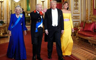 WINDSOR, ENGLAND - SEPTEMBER 17:  U.S. President Donald Trump, (2nd R) First Lady Melania Trump, (R) King Charles III and Queen Camilla (L) rrive for the State Banquet hosted by King Charles III and members of the Royal Family at Windsor Castle during the state visit by the President of the United States of America on September 17, 2025 in Windsor, England. President Trump is in England from Sept. 16-18 on his second UK state visit, with the previous one taking place in 2019 during his first presidential term.  (Photo by Doug Mills-Pool/Getty Images)