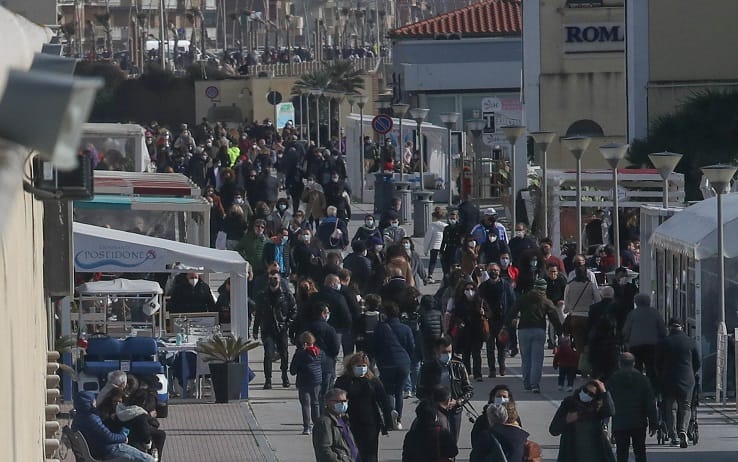 È piena attività oggi, in vista del pranzo, per ristoranti e locali fronte mare sul litorale romano, da Fiumicino a Fregene ed in altre località del "mare di Roma". Il trend delle prenotazioni, considerata la "zona gialla", viene definito buono, richiamati anche dalla temperatura oltre i 15 gradi seppur disturbata da un vento fastidioso. Segnalato, in mattinata, dalla polizia locale di Fiumicino un graduale aumento del flusso di auto dalla Capitale e dintorni. Alternativa alla cucina sono le passeggiate, ad Ostia e Fiumicino, lungo i moli dei porti, sul pontile e sui lungomare. Ad approfittarne soprattutto famiglie con bambini e runners, Ostia, 6 Febbraio 2020. ANSA/EMANUELE VALERI