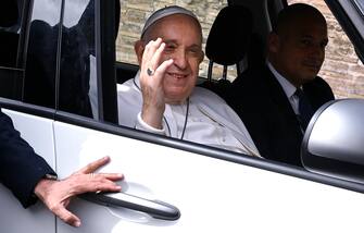 Il Papa in auto