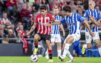 epa11224750 Athletic's Benat Prados (L) fights for the ball with Alaves' Ander Guevara during the LaLiga soccer match between Athletic Club Bilbao and Deportivo Alaves, in San Mames stadium, Bilbao, Basque Country, Spain, 16 March 2024.  EPA/Javier Zorrilla