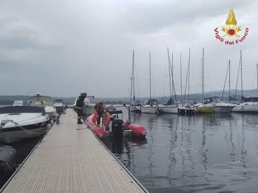 Sommozzatori dei vigili del fuoco durante le ricerche dei corpi nel lago Maggiore, dove una barca turistica si è capovolta a causa di una improvvisa tromba d'aria, vicino Lisanza (Varese), domenica 28 maggio, in una foto diffusa dai vigili del fuoco il 29 maggio 2023. 
ANSA/ VIGILI DEL FUOCO ++HO - NO SALES EDITORIAL USE ONLY++